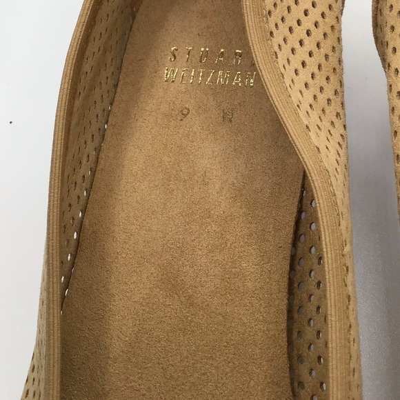 Stuart Weitzman Light Tan Shoe with small wood heel-in size 9 - Picture 2 of 5